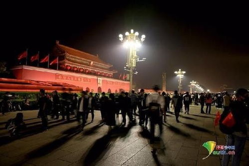 游客为举国旗夜爬男子照亮上山路